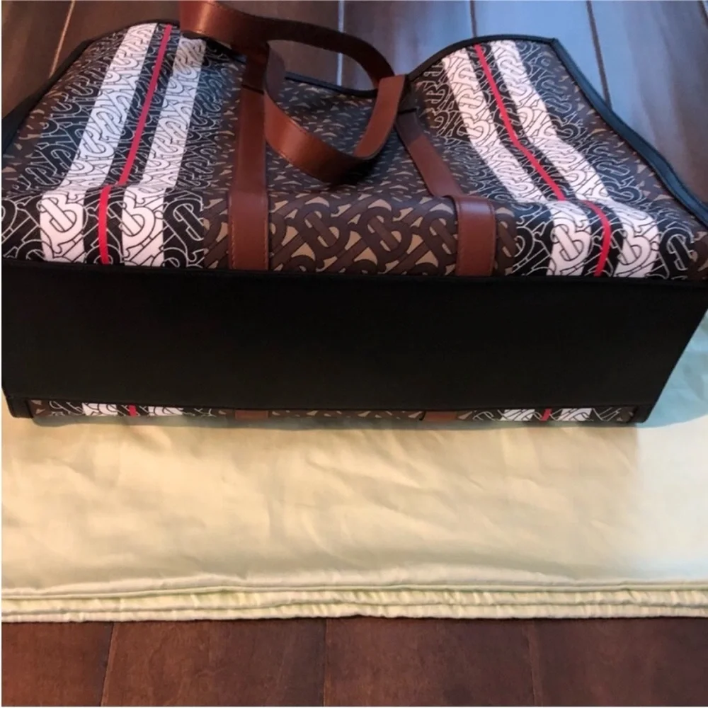 BURBERRY Monogram large Tote -like new, (made in Italy) great for traveling❗️